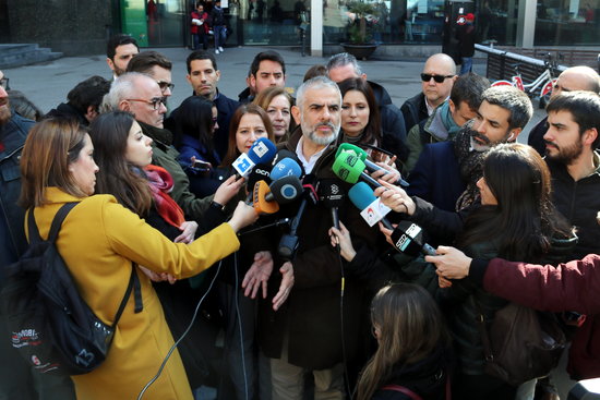 Carlos Carrizosa surrounded by journalists on February 21 2019 (by Àlex Recolons)